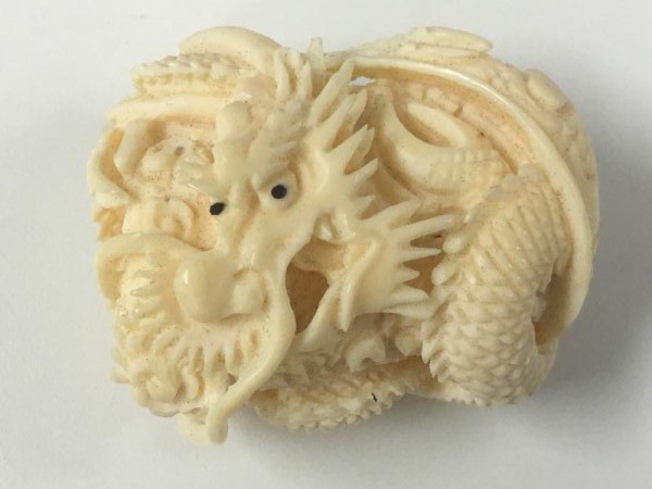 孝古作の象牙の根付