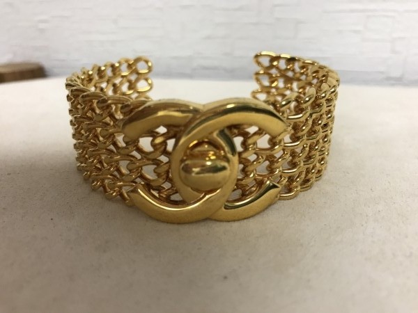 「ＣＨＡＮＥＬ　ココマーク　バングル　アクセサリー」をお買取り致しました。。
